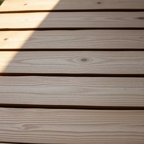 Czym wypełnić szczeliny między deskami na zewnątrz